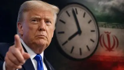 Donald Trump zeigt mit ausgestrecktem Zeigefinger nach vorne vor einer Uhr und der iranischen Flagge.