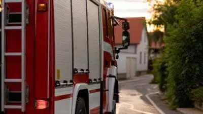 KI-Symbolbild zum Thema: Küchenbrand in Dobersdorf rasch gelöscht – Bewohner im Krankenhaus
