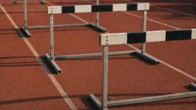 KI-Symbolbild zum Thema: Strohmayer-Dangl setzt neue österreichische Bestmarke über 400 m Hürden