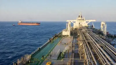 Deck eines Tankers mit Rohrleitungen und ein weiteres Schiff auf dem offenen Meer