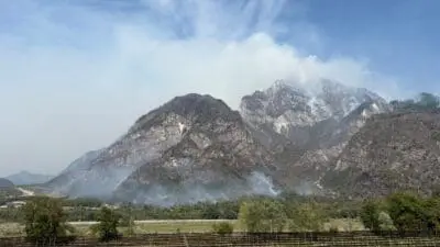 Rauch steigt aus den Bergen des Monte Amariana in Friaul auf