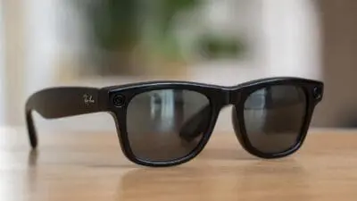 Eine schwarze Ray-Ban Meta Smart-Brille liegt auf einem Holztisch.