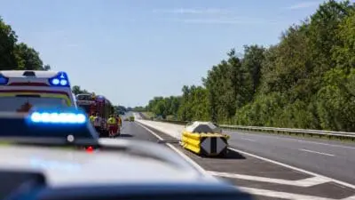 KI-Symbolbild zum Thema: Pkw prallt auf S7 bei Rudersdorf gegen Anprall-Dämpfer