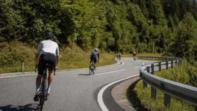 Rennradfahrer stürzt nach mutmaßlicher Busberührung in Klösterle