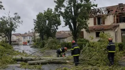 KI-Symbolbild zum Thema: Tornado in Pomas verletzt 41 Menschen, rund 300 Häuser beschädigt