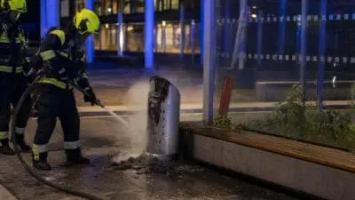 Zehn Mistkübel brennen in Leoben, Polizei ermittelt
