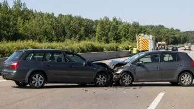 KI-Symbolbild zum Thema: 23-Jährige bei Pkw-Kollision in Pinkafeld verletzt