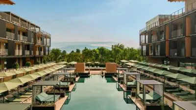 Innenhof des Falkensteiner Resorts mit Pool, Liegen und modernen Gebäuden