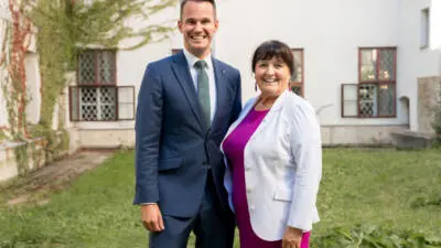 Stefan Hermann und Manuela Khom stehen vor einem Gebäude.