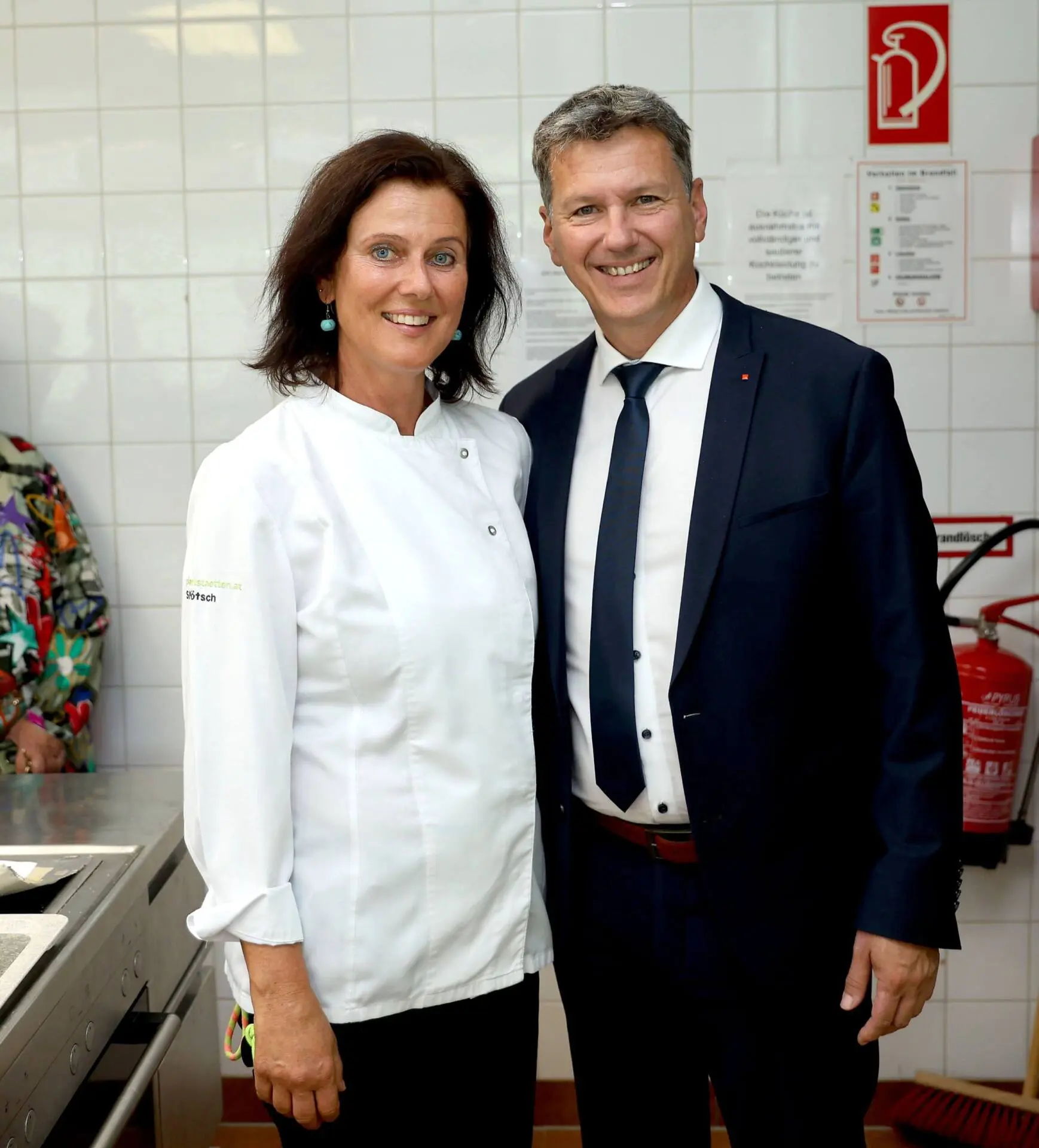 Sabine Patsch und Landeshauptmann Daniel Fellner stehen in einer Lehrküche der HBLA Pitzelstätten.