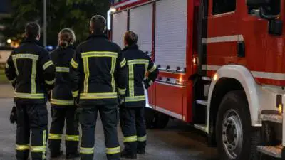 Feuerwehr Immendorf entfernt umgestürzten Baum auf L1010