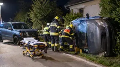 Feuerwehr rettet eingeschlossene Person nach Unfall in Kottingburgstall