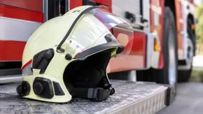 Feuerwehren löschen Fahrzeugbrand auf der L113 am Niederalpl