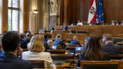 FPÖ kritisiert Volkshochschulen und Wirtschaftskammer