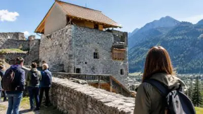 Gäste feiern Eröffnung des sanierten Hohen Stocks auf Burg Ehrenberg
