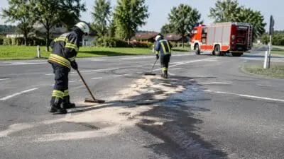 Ölfleck auf der B137 in Schlüßlberg abgesichert