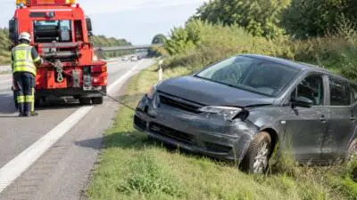 Pkw bleibt nach Unfall auf der A21 Richtung Vösendorf stehen im Bezirk Mödling