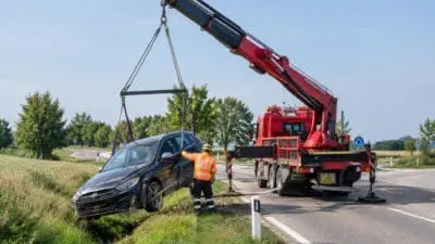 PKW landet auf B16-Ortsumfahrung Klingenbach im Graben