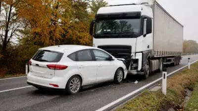 KI-Symbolbild zum Thema: Pkw-Lenker nach Kollision auf B57 bei Tobaj eingeklemmt