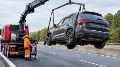Pkw nach Unfall auf der S5 mit Kran geborgen