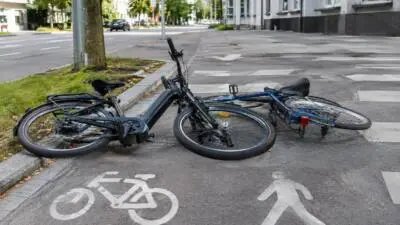 Polizei sucht unbekannte Radfahrerin nach Kollision in Dornbirn