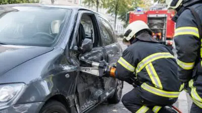 Ried in der Riedmark: Feuerwehr befreit verletzte Person aus Pkw in der Grünauer Straße