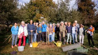 Stadtrat Sascha Jabali Adeh mit Teilnehmer:innen eines "Natur-im-Garten-Workshops"