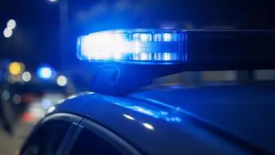 Blaues Blaulicht auf dem Dach eines Polizeifahrzeugs bei Nacht