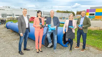 Baustelle der neuen Trinkwasserleitung in Graz mit großer blauer Rohrleitung