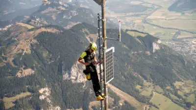 Techniker machen Wettermessstation am Multereck winterfit