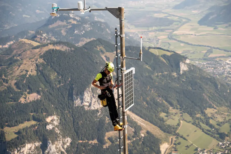 Techniker machen Wettermessstation am Multereck winterfit