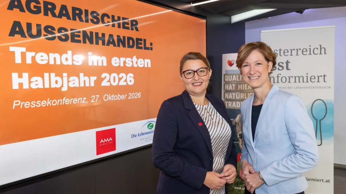 Zwei Frauen stehen bei einer Pressekonferenz vor einer Präsentation zu den Trends im agrarischen Außenhandel im ersten Halbjahr 2026.