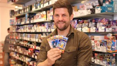 Initiator Burtscher mit Pokemon Boostern.
