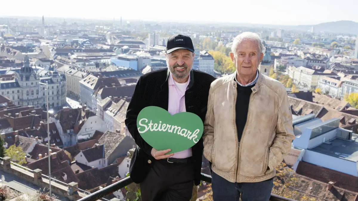 Johann Lafer und Helmut Marko am Grazer Schlossberg mit Blick über Graz