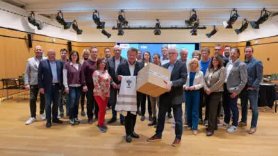 Eine Gruppe posiert mit GÖD-Tuch und Karton; der Beitrag behandelt die geforderte Ergänzungszulage für Diplomrechtspfleger:innen.