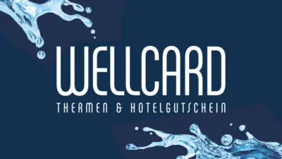Das WellCard-Logo steht zwischen zwei stilisierten Wasserspritzern auf dunkelblauem Hintergrund.