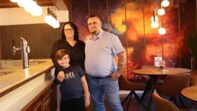 Drei Personen stehen im Gastraum des neuen Lokals Phönix in Althofen.