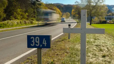 Weiße Kreuze erinnern in der Steiermark an tödliche Unfälle