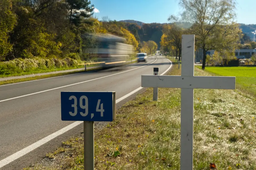 Weiße Kreuze erinnern in der Steiermark an tödliche Unfälle