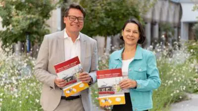 Jürgen Czernohorszky und Ruth Jily zeigen das Heft „Tierprofi-Heimtiere“.