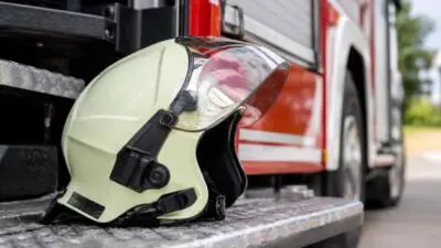 Ältere Frau sperrt Wohnungstür während Öffnungsarbeiten selbst auf