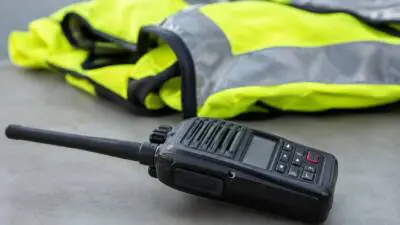 Alkolenker kracht gegen Autotür: 78-Jährige eingeklemmt