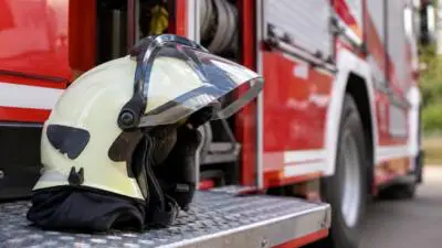 Baum beschädigt in Dornbirn Auto und Stromkasten