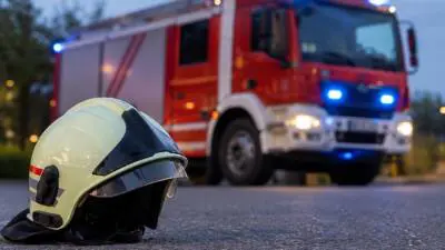 Baustellenschild wird auf der B 129 in Alkoven überfahren