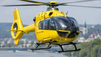 KI-generiertes Bild: eines Rettungshubschraubereinsatzes nach einem Verkehrsunfall.