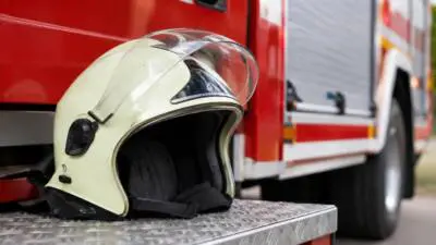 Betonmischer verliert Beton auf Fahrbahn, Feuerwehr reinigt Straße