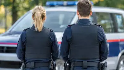 Bewaffnete Tatverdächtige überfallen Paar vor Wohnhaus