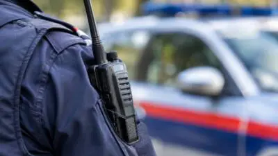 Bislang unbekannter Täter stiehlt Geldbörse aus Pkw in Innsbruck