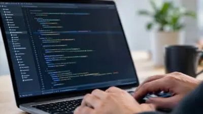 KI-generiertes Bild: Hände tippen an einem Laptop mit geöffnetem Programmcode.