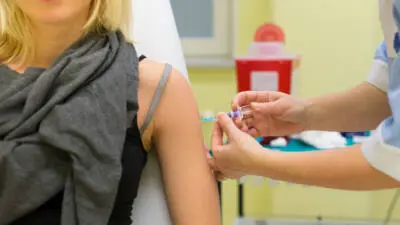 Eine Frau erhält eine Impfung; in Klagenfurt sind bestimmte Impfungen des Gesundheitsamts wieder kostenlos erhältlich.